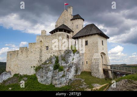 Blick auf die Burg Bobolice - königliche Burg aus dem 14. Jahrhundert im Dorf Bobolice, Polnischer Jura, Polen Stockfoto