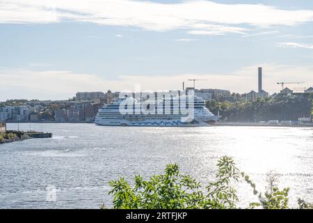 Stockholm Schweden 27.09.2021 Aidasol Kreuzfahrtschiff im Hafen an sonnigen Tagen von AIDA Cruises am Pier auf der Insel Sodermalm betrieben. Stockfoto