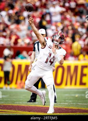Washington Commanders QB Sam Howell (14) lässt den Ball frei und wirft ihn auf ein offenes Feld beim Spiel Arizona Cardinals vs Washington Commanders (Woche 1) am 10. September 2023 im FedEx Field in Landover, MD. (Alyssa Howell/Image of Sport) Stockfoto