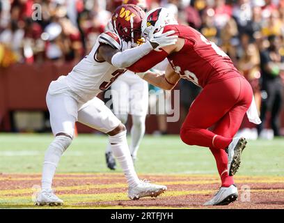 Washington Commanders S Kamren Curl (), der am 10. September 2023 auf dem FedEx Field in Landover, MD. (Alyssa Howell/Image of Sport) bei dem Spiel Arizona Cardinals vs. Washington Commanders S Kamren Curl (31) von Cardinals’ TE Zach Ertz (86) Stockfoto