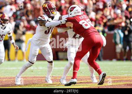 Washington Commanders S Kamren Curl (), der am 10. September 2023 auf dem FedEx Field in Landover, MD. (Alyssa Howell/Image of Sport) bei dem Spiel Arizona Cardinals vs. Washington Commanders S Kamren Curl (31) von Cardinals’ TE Zach Ertz (86) Stockfoto