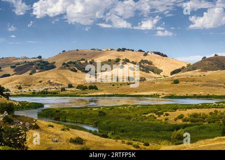 Calero Reservoir und sanfte Hügel an einem sonnigen Tag. Stockfoto