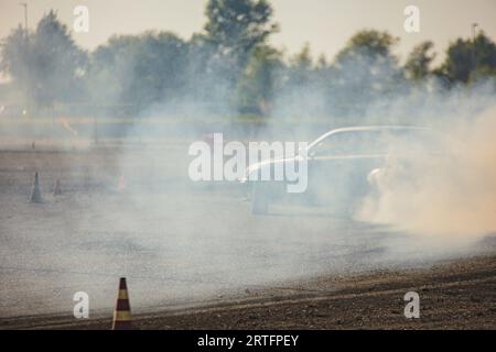 Ein Rennen mit einer hohen Oktanzahl von Autos, das im rauschenden Rauschen gefangen ist und Geschwindigkeit und Können zeigt. Stockfoto