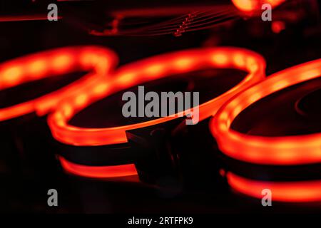 Detaillierte Ansicht der Premium-Komponenten in einem erstklassigen Gaming-Computer mit modernster Technologie. Stockfoto