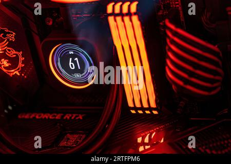 Detaillierte Ansicht der Premium-Komponenten in einem erstklassigen Gaming-Computer mit modernster Technologie. Stockfoto