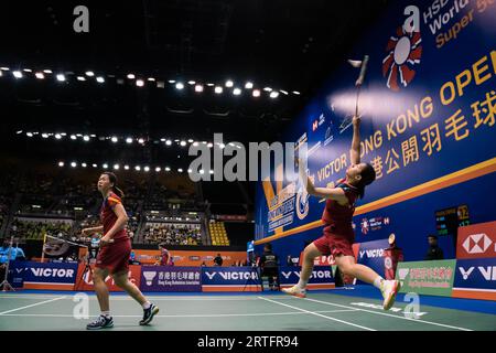 Hongkong, China. September 2023. Li Yi Jing und Luo Xu Min aus China spielen während der Doppelrunde der Frauen 32 gegen Maiken Fruergaard und Sara Thygesen aus Dänemark am ersten Tag der VICTOR Hong Kong Open Badminton Championships 2023 im Hong Kong Coliseum. Endstand; Dänemark 2:1 China Credit: SOPA Images Limited/Alamy Live News Stockfoto