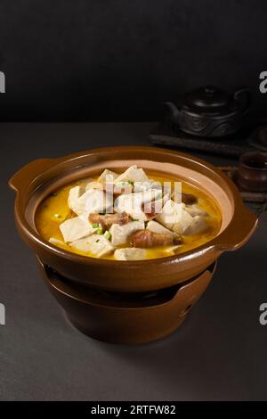 Geschmorter (gedünsteter) Tofu mit Hühnerbrühe Stockfoto