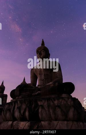 Große buddha-Größe mit Milchstraße Galaxie Nachthimmel, Öffentlichkeit in thailand, Nakhon si thammarat Provinz Stockfoto