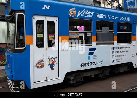 Nagasaki, Japan. März 2023. Die Nagasaki Electric Tramway (é Žé´»Æ•·å°-è»Œé“)Straßenbahnen. Öffentliche Verkehrsmittel, städtische Mobilitätsbahn. (Bild: © Taidgh Barron/ZUMA Press Wire) NUR REDAKTIONELLE VERWENDUNG! Nicht für kommerzielle ZWECKE! Stockfoto