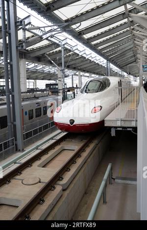 Nagasaki, Japan. März 2023. Der Kamome-Schnellzug Nishi Kyushu Shinkansen (è ¥¿ä¹å·žæ-°å¹¹ç·š) am Bahnhof Nagasaki, der Hochgeschwindigkeitszüge nach Takeo Onsen bedient. Das Kamome ist die neueste shinkansen-Netzwerkerweiterung in Japan, aber aufgrund der Opposition aus der lokalen Präfektur Saga, ist es nicht direkt mit der Hakata-Station verbunden. (Bild: © Taidgh Barron/ZUMA Press Wire) NUR REDAKTIONELLE VERWENDUNG! Nicht für kommerzielle ZWECKE! Stockfoto