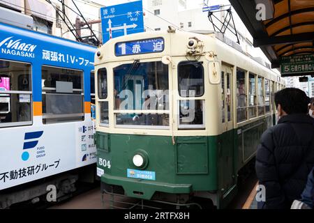 Nagasaki, Japan. März 2023. Die Nagasaki Electric Tramway (é Žé´»Æ•·å°-è»Œé“)Straßenbahnen. Öffentliche Verkehrsmittel, städtische Mobilitätsbahn. (Bild: © Taidgh Barron/ZUMA Press Wire) NUR REDAKTIONELLE VERWENDUNG! Nicht für kommerzielle ZWECKE! Stockfoto