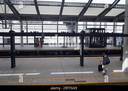 Nagasaki, Japan. März 2023. Nagasaki Station.Nagasaki Station (é•·å´Žé, Nagasaki-eki) ist ein wichtiger Bahnhof in Nagasaki City, Japan. Es dient als zentraler Knotenpunkt für JR Kyushu und Nishi Kyushu Shinkansen, verbindet die Stadt mit anderen Regionen von Kyushu und bedient Touristen und Geschäftsreisende. (Bild: © Taidgh Barron/ZUMA Press Wire) NUR REDAKTIONELLE VERWENDUNG! Nicht für kommerzielle ZWECKE! Stockfoto