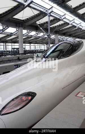 Nagasaki, Japan. März 2023. Der Kamome-Schnellzug Nishi Kyushu Shinkansen (è ¥¿ä¹å·žæ-°å¹¹ç·š) am Bahnhof Nagasaki, der Hochgeschwindigkeitszüge nach Takeo Onsen bedient. Das Kamome ist die neueste shinkansen-Netzwerkerweiterung in Japan, aber aufgrund der Opposition aus der lokalen Präfektur Saga, ist es nicht direkt mit der Hakata-Station verbunden. (Bild: © Taidgh Barron/ZUMA Press Wire) NUR REDAKTIONELLE VERWENDUNG! Nicht für kommerzielle ZWECKE! Stockfoto