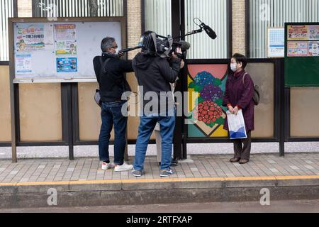 Nagasaki, Japan. März 2023. Ein Nachrichtenteam des NHK führt ein Interview an einer Straßenbahnstation der Nagasaki Electric Railway. Lokaljournalismus, Fernsehnachrichten, japanisches Fernsehen. (Bild: © Taidgh Barron/ZUMA Press Wire) NUR REDAKTIONELLE VERWENDUNG! Nicht für kommerzielle ZWECKE! Stockfoto