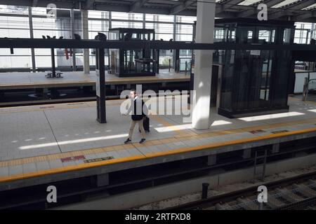 Nagasaki, Japan. März 2023. Nagasaki Station.Nagasaki Station (é•·å´Žé, Nagasaki-eki) ist ein wichtiger Bahnhof in Nagasaki City, Japan. Es dient als zentraler Knotenpunkt für JR Kyushu und Nishi Kyushu Shinkansen, verbindet die Stadt mit anderen Regionen von Kyushu und bedient Touristen und Geschäftsreisende. (Bild: © Taidgh Barron/ZUMA Press Wire) NUR REDAKTIONELLE VERWENDUNG! Nicht für kommerzielle ZWECKE! Stockfoto