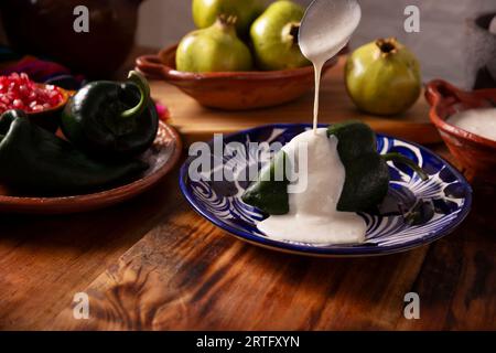 Chile en Nogada, typisches Gericht aus Mexiko. Zubereitet mit Poblano-Chili gefüllt mit Fleisch und Obst und mit einer Walnusssoße überzogen. Benannt als die Quin Stockfoto