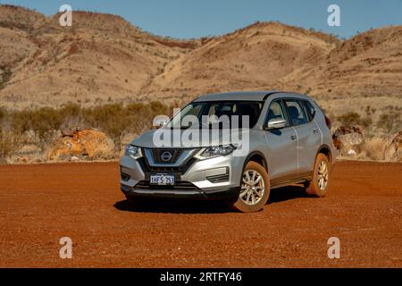 Karijini, WA, Australien - Nissan X-Trail ST 4WD auf einer unbefestigten Landstraße geparkt Stockfoto