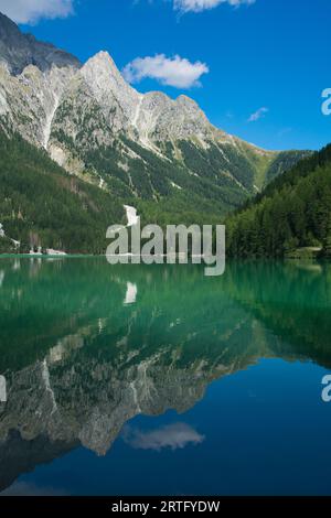 Blick auf den antholzer See, einen wunderschönen See in Südtirol, Italien Stockfoto