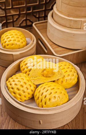 Gedämpfte Custard Buns (Nai Wong Bao）, chinesisches Brötchen, bao zi Stockfoto