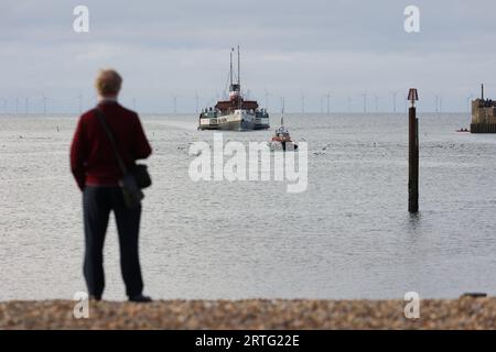 Shoreham, Großbritannien. September 2022. PS Waverley der letzte Seeschifffahrer-Raddampfer der Welt fährt in den Shoreham Port bei Brighton und befördert Passagiere auf einem Ausflug entlang der Südküste nach Portsmouth über die Isle of Wight. Hunderte von Menschen haben das Spektakel gesehen. Quelle: James Boardman/Alamy Live News Stockfoto