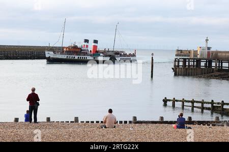 Shoreham, Großbritannien. September 2022. PS Waverley der letzte Seeschifffahrer-Raddampfer der Welt fährt in den Shoreham Port bei Brighton und befördert Passagiere auf einem Ausflug entlang der Südküste nach Portsmouth über die Isle of Wight. Hunderte von Menschen haben das Spektakel gesehen. Quelle: James Boardman/Alamy Live News Stockfoto