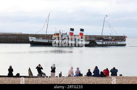 Shoreham, Großbritannien. September 2022. PS Waverley der letzte Seeschifffahrer-Raddampfer der Welt fährt in den Shoreham Port bei Brighton und befördert Passagiere auf einem Ausflug entlang der Südküste nach Portsmouth über die Isle of Wight. Hunderte von Menschen haben das Spektakel gesehen. Quelle: James Boardman/Alamy Live News Stockfoto