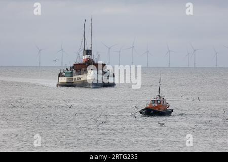 Shoreham, Großbritannien. September 2022. PS Waverley der letzte Seeschifffahrer-Raddampfer der Welt fährt in den Shoreham Port bei Brighton und befördert Passagiere auf einem Ausflug entlang der Südküste nach Portsmouth über die Isle of Wight. Hunderte von Menschen haben das Spektakel gesehen. Quelle: James Boardman/Alamy Live News Stockfoto