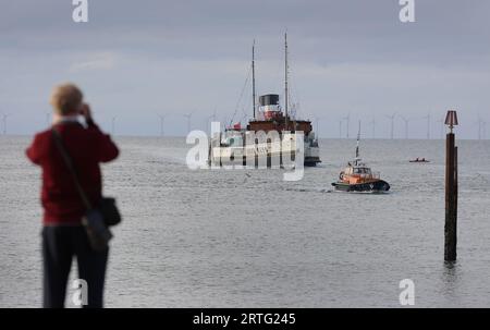 Shoreham, Großbritannien. September 2022. PS Waverley der letzte Seeschifffahrer-Raddampfer der Welt fährt in den Shoreham Port bei Brighton und befördert Passagiere auf einem Ausflug entlang der Südküste nach Portsmouth über die Isle of Wight. Hunderte von Menschen haben das Spektakel gesehen. Quelle: James Boardman/Alamy Live News Stockfoto