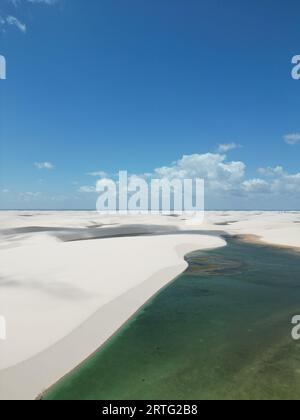 Ein Blick aus der Luft auf die Lencois Maranhenses, ein Gebiet mit weißen Sanddünen und klaren blauen Lagunen Stockfoto