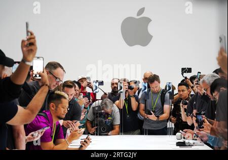 San Francisco, USA. September 2023. Die Leute testen neue Apple Produkte nach ihrer Markteinführung in Cupertino, Kalifornien, USA, 12. September 2023. Apple hat am Dienstag mehrere neue Produkte der iPhone- und Apple Watch-Serie angekündigt. Quelle: Wu Xiaoling/Xinhua/Alamy Live News Stockfoto