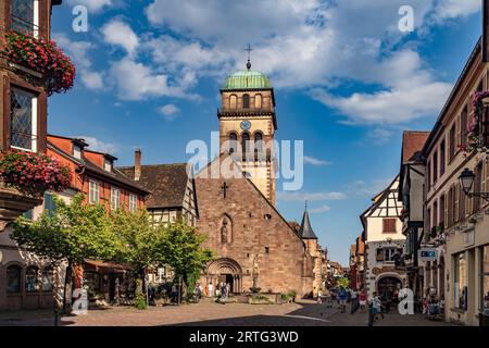 Die Kirche Sainte-Croix in Kaysersberg, Elsass, Frankreich | Kirche Sainte-Croix in Kaysersberg, Elsass, Frankreich Stockfoto