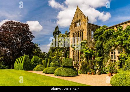 Gotisches Ruinengebäude in Nymans Gardens, Sussex, Großbritannien Stockfoto