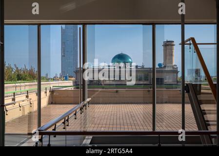 Lingotto, Turin, Italien, - 10. August 2023. FIAT-Teststrecke. Draußen mit Himmel und Wolken. Wolkenkratzer im Piemont im Hintergrund. Stockfoto