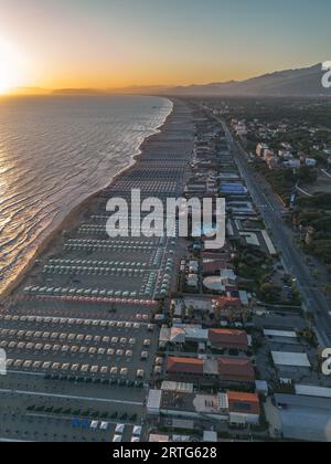 Luftaufnahme eines Sonnenuntergangs am Strand, aufgenommen mit der Drohne in Marina di Massa, Toskana, Italien Stockfoto