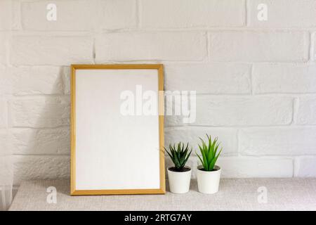 Ein leerer Fotorahmen auf einem Tisch oder Regal mit einer Kopie des Speicherplatzes Stockfoto