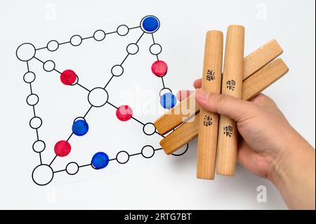 Yut ist ein traditionelles koreanisches Brettspiel mit vier Holzstäben namens Yut. Übersetzung des Textes: Viel Glück. Stockfoto