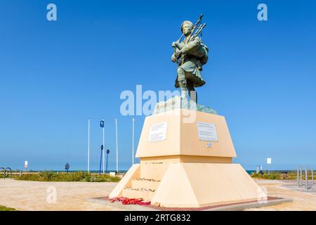 Statue des britischen Kommandos und Pipers Bill Millin, der die Pfeifen in Kilt spielt, vom Bildhauer Gaetan Ader, errichtet am Sword Beach in der Normandie, im Jahr 2013. Stockfoto