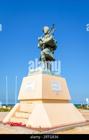 Statue des britischen Kommandos und Pipers Bill Millin, der die Pfeifen in Kilt spielt, vom Bildhauer Gaetan Ader, errichtet am Sword Beach in der Normandie, im Jahr 2013. Stockfoto