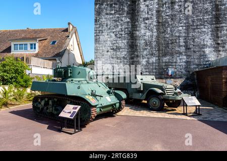 Ein M3 Stuart-Leichtpanzer und ein M3-Halbgleis außerhalb von „Le Grand Bunker“, einem ehemaligen deutschen Bunker, der in ein Museum der Atlantischen Mauer in Ouistreham umgewandelt wurde. Stockfoto