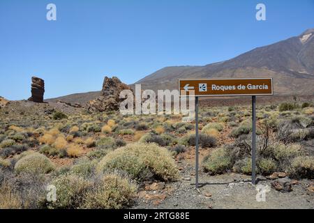 Informationsschild vom bizarr geformten Felsen des Vulkangesteins Roque Cinchado im Teide-Nationalpark auf der Kanarischen Insel Teneriffa, Spanien. Mit V Stockfoto