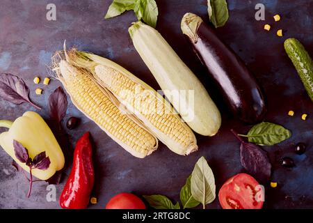 Ästhetisches Gemüse auf rustikalem Hintergrund. Healthy Plant-based FODMAP, Paleo, mediterranes Ernährungskonzept Stockfoto