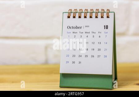 Oktober 2023 monatlicher Desktop-Kalender für 2023 auf dem Desktop Stockfoto