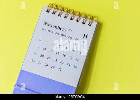 November 2023 monatlicher Desktop-Kalender für November 2023 auf gelbem Hintergrund Stockfoto