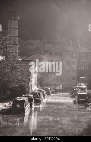 Nebel zieht sich entlang des Rochdale Canal, Hebden Bridge Stockfoto