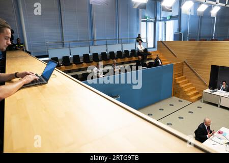 DEN HAAG - Paul de Krom, ehemaliger Staatssekretär für Soziales und Beschäftigung, während der öffentlichen Anhörungen des parlamentarischen Untersuchungsausschusses, der die Betrugspolitik der Regierung untersucht. Die Untersuchung wurde nach dem Kindergeldskandal eingeleitet. ANP JEROEN JUMELET niederlande raus - belgien raus Stockfoto