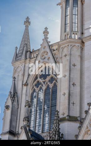 Nancy, Frankreich - 09 02 2023: Blick auf die Fassade der Basilika Saint-Epvre Stockfoto