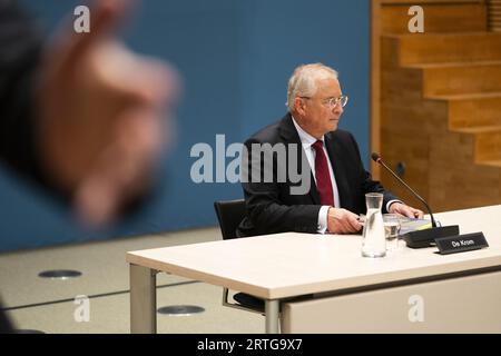 DEN HAAG - Paul de Krom, ehemaliger Staatssekretär für Soziales und Beschäftigung, während der öffentlichen Anhörungen des parlamentarischen Untersuchungsausschusses, der sich mit der Betrugspolitik der Regierung befasst. Die Untersuchung wurde nach dem Kindergeldskandal eingeleitet. ANP JEROEN JUMELET niederlande raus - belgien raus Stockfoto