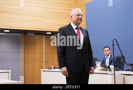 DEN HAAG - Paul de Krom, ehemaliger Staatssekretär für Soziales und Beschäftigung, während der öffentlichen Anhörungen des parlamentarischen Untersuchungsausschusses, der die Betrugspolitik der Regierung untersucht. Die Untersuchung wurde nach dem Kindergeldskandal eingeleitet. ANP JEROEN JUMELET niederlande raus - belgien raus Stockfoto