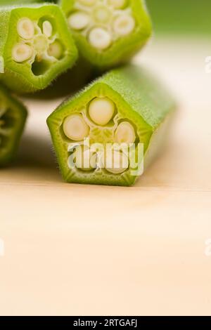 Okra auf ein Schneidebrett Stockfoto