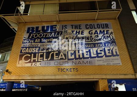 Fulham, London, Großbritannien. 9. September 2023 Szenen im Stamford Bridge Stadium, in denen der Chelsea Football Club ÒLegendsÓ in einem Spiel für wohltätige Zwecke den ÒLegendsÕ of Europe - Bayern München FC - antreten wird, um an ihren früheren Manager Gianluca Vialli zu erinnern. OPS: VialliÕs Ehefrau, Katharina und seine Töchter, Olivia und Sofia sehen dem Opernsänger Stuart Pendred zu, spielen Nessun Dorma, den er auch auf ihrer Hochzeit sang. Stockfoto